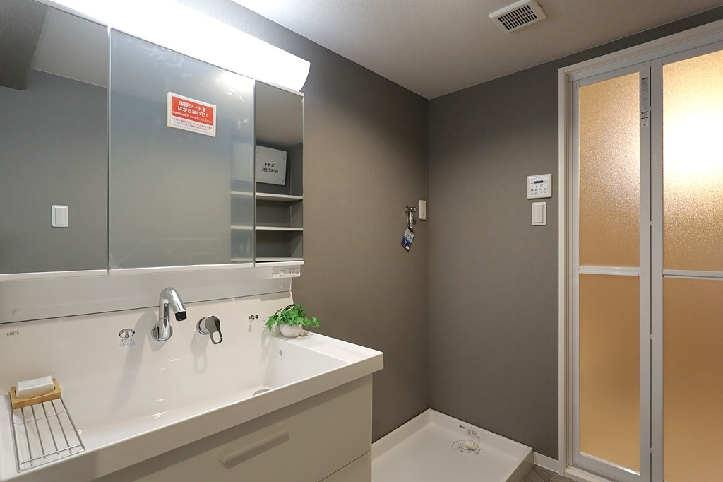 東急ドエル・アルス津雲台の独立洗面台|洗面台の下部だけでなく三面鏡の裏にも収納スペースがあり、タオルやスキンケアの小物も収納できます。