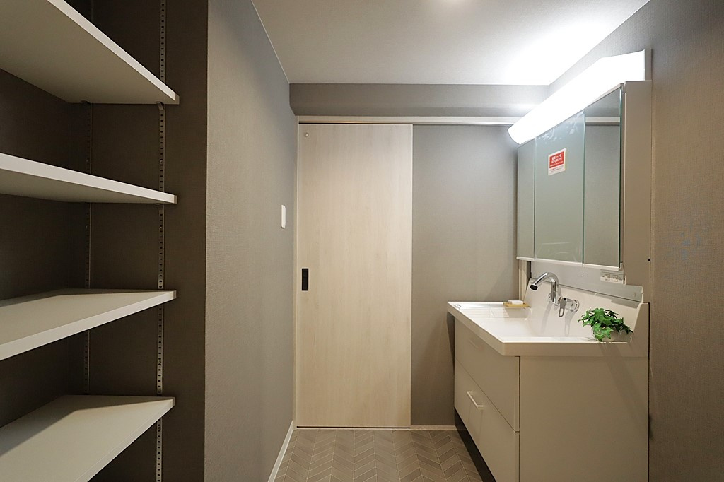 東急ドエル・アルス津雲台の洗面所|洗面所には可動式の棚があり、洗濯物を始めとする様々なものを収納できます。