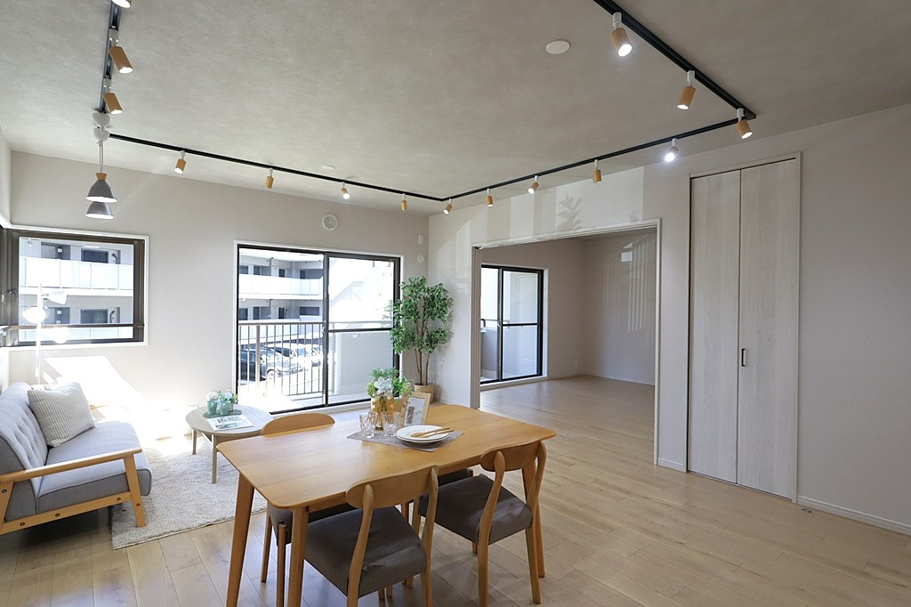 東急ドエル・アルス津雲台の居間・リビング|リビングには収納スペースもあり、リビングダイニング全体をスッキリと片付け出来ます。