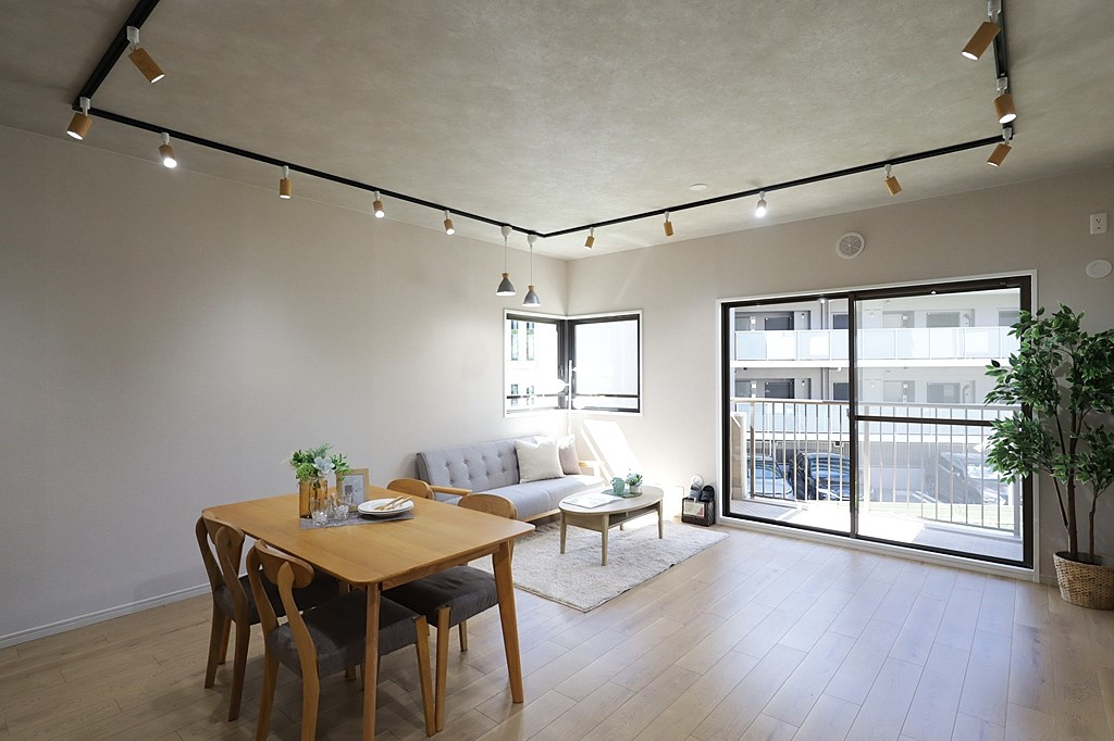 東急ドエル・アルス津雲台の居間・リビング|間口いっぱいの大きな窓から陽ざしが差し込み、窓からの眺望も良好な明るくて開放感がある空間になっています。