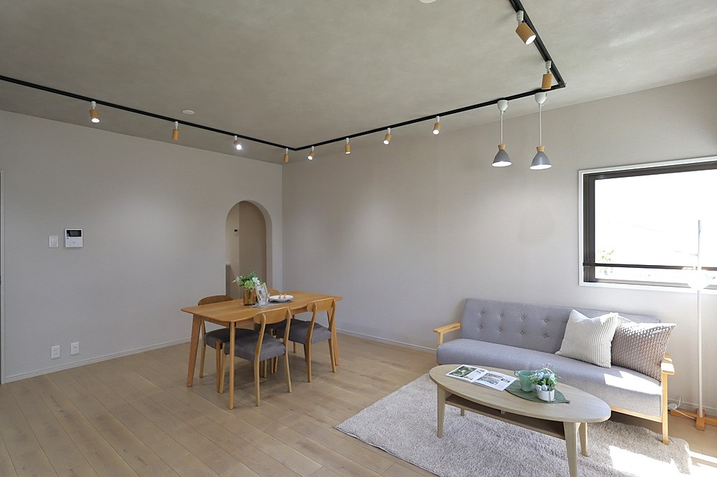 東急ドエル・アルス津雲台の居間・リビング|約18.1帖のリビングダイニングはソファーセットを配置しても余裕の広さです。