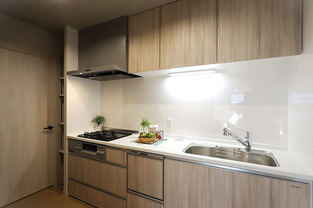 東急ドエル・アルス津雲台のキッチン|落ち着いた色合いのキッチンはフローリングともマッチしておりリビング全体の一体感を演出してくれます。