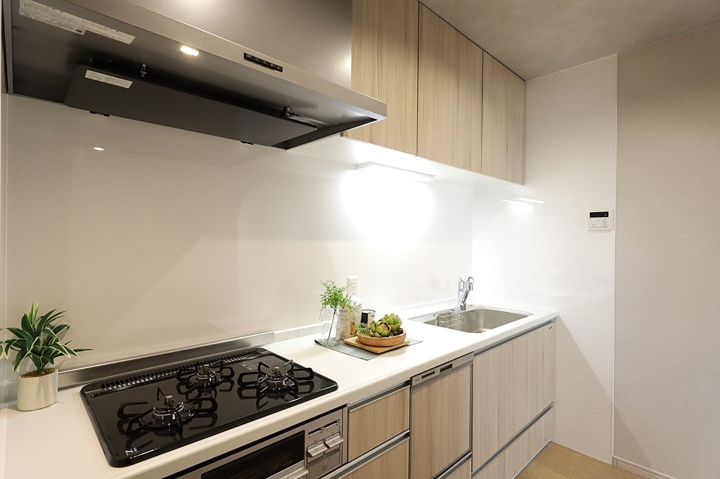 東急ドエル・アルス津雲台のキッチン|鍋のような大きなものからお皿まで収納スペースは大容量です。
ワークトップも広々と使えるので料理の盛り付けにも便利です。