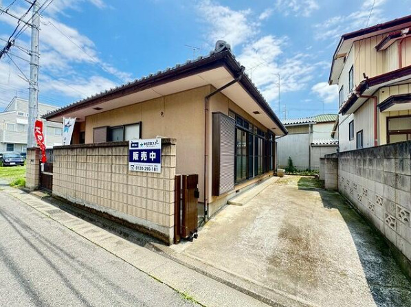 前橋市日吉町中古一戸建ての前面道路含む現地写真