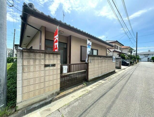 前橋市日吉町中古一戸建ての前面道路含む現地写真