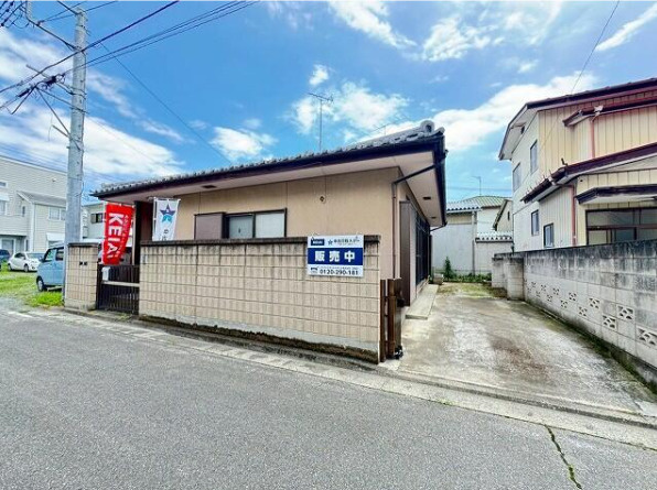 前橋市日吉町中古一戸建ての前面道路含む現地写真