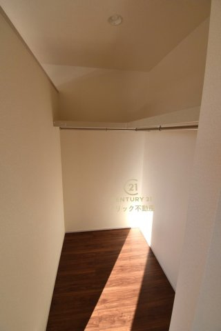 リーブルガーデン  ひたちなか稲田　10期　4の収納|ウォークインクローゼットは自由度の高い収納スペース。服だけでなく、帽子やバッグなどもまとめて管理することができます。おしゃれが楽しくなりますね♪