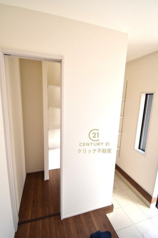 リーブルガーデン  ひたちなか稲田　10期　4の玄関|SIC配備。靴の他、雨具、防災用品、スポーツ用品等を置くのもいいですね。オープンタイプの可動棚は置きたい物に合わせて自由な使い方ができます。