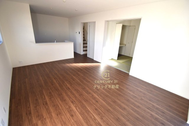 リーブルガーデン  ひたちなか稲田　10期　4の居間・リビング|おしゃれな家具やカーテンもより映える明るいリビングです。ソファーを置いてもまだまだ余裕の広さ♪ お好みのインテリアで至福の時間をお楽しみください！