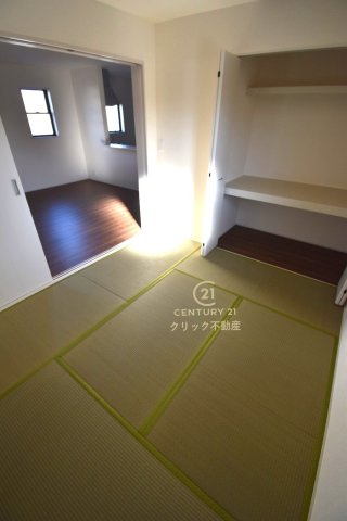 リーブルガーデン  ひたちなか稲田　10期　4の和室|リビングに隣接する和室です。お布団や季節の衣類、お子さまの遊び道具までスッキリ収納できる押入も！お昼寝コーナーにするのもいいですね。自由な使い方ができます♪