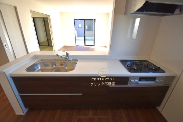 リーブルガーデン  ひたちなか稲田　10期　4のキッチン|対面式システムキッチンは料理中や後片づけの間も会話が楽しめ、家族に一体感が生まれます。十分な広さのキッチンなら、家族での分担作業もはかどりそう！