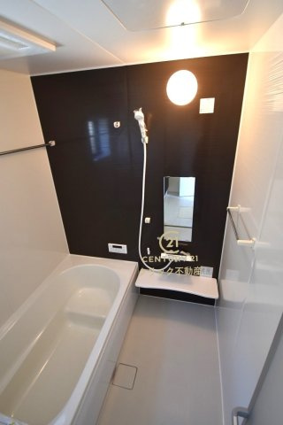 リーブルガーデン  ひたちなか稲田　10期　4の浴室|浴槽への出入りが安全な低床タイプのユニットバスです。洗い場は滑りにくい速乾床ですので、お子様やご高齢の方にも安心です。自動お湯張りに追焚機能付きのオートバスです。