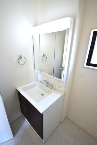 リーブルガーデン  ひたちなか稲田　10期　4の独立洗面台|シャンプードレッサー付き洗面台は、広めで使いやすい、お手入れが楽なデザイン。窓があるので採光、通風良好です！