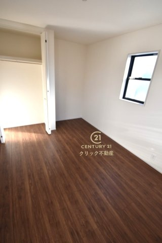 リーブルガーデン  ひたちなか稲田　10期　4の洋室|折戸を開くと壁面クローゼット。衣類が横一列に並ぶためひと目で洋服が選びやすい！衣類をたくさんお持ちの方もスッキリ片付きます♪