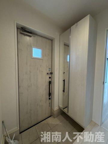 平塚市御殿4丁目　中古一戸建ての玄関|明るい玄関です