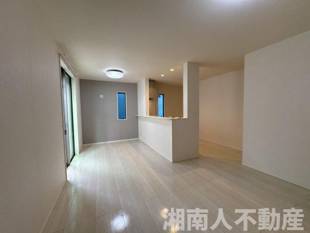 平塚市御殿4丁目　中古一戸建ての居間・リビング|こちらのリビングで趣味の時間をお楽しみください