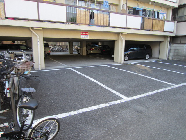 メゾン神谷の駐車場|建物１階部が駐車場です♪