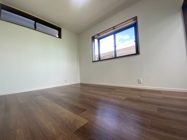 京都市西京区桂南滝川町の洋室|3階の洋室約6帖。出窓があり、明るい陽がさんさんと差し込む居心地の良い居室です。