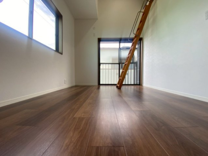 京都市西京区桂南滝川町の洋室|3階の洋室約5.2帖。天井収納につづく階段があり、季節家電や飾り物など普段使わない物を収納できます。