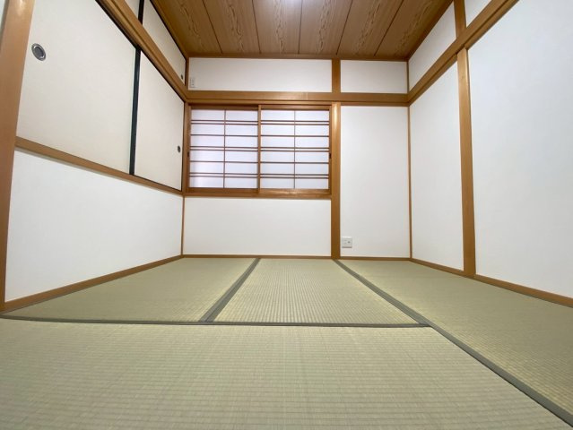 京都市西京区桂南滝川町の和室|3階の和室約4.5帖。畳の部屋が一つあると、来客やお子様の遊び場、寝室等に重宝します。
