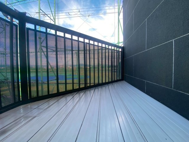 京都市西京区桂南滝川町のバルコニー|バルコニーは2階、3階の2箇所にあります。晴れた日には布団や洗濯物を沢山干すことができます。