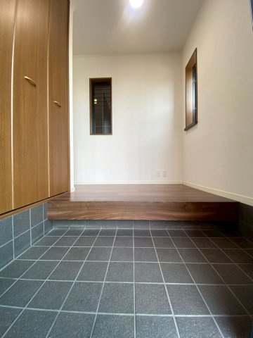 京都市西京区桂南滝川町の玄関|シックな色調の落ち着いた玄関です。天井高の下駄箱があり、ご家族の靴をすっきりと収納できます。