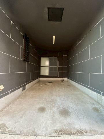 京都市西京区桂南滝川町の駐車場|ビルトインタイプの車庫です。車庫から直接室内に出入りができ、大きな荷物の搬出入等に重宝します。