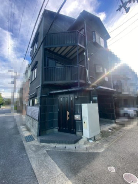 京都市西京区桂南滝川町の前面道路含む現地写真|角地につき、開放感を感じられる住まいです。3階建てのシックな外観が目を引きます。