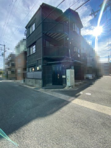 京都市西京区桂南滝川町の前面道路含む現地写真|屋根塗装もリフォーム済み（2023年3月施工）のため、メンテナンス費用を当面抑えることができます。