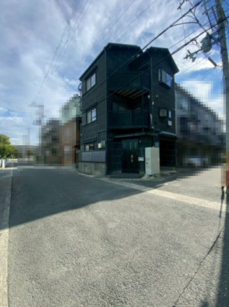 京都市西京区桂南滝川町の前面道路含む現地写真|4LDK、3階建ての広々としたお住まいです。
ダークトーンの外壁がスタイリッシュな外観です。