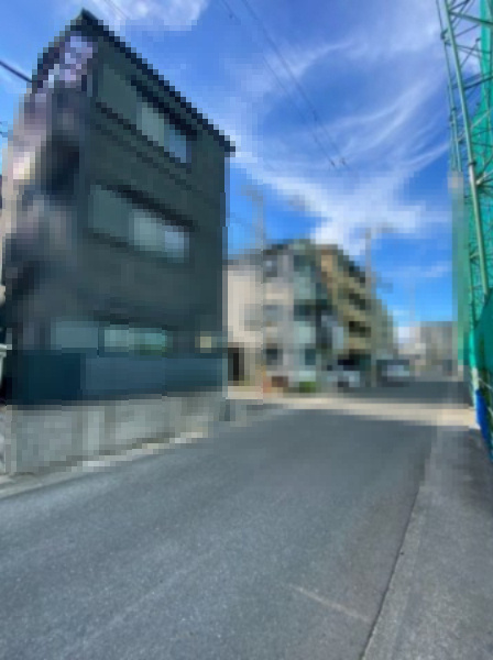 京都市西京区桂南滝川町の前面道路含む現地写真|角地につき、ゆったりとした開放感を感じられる立地です。