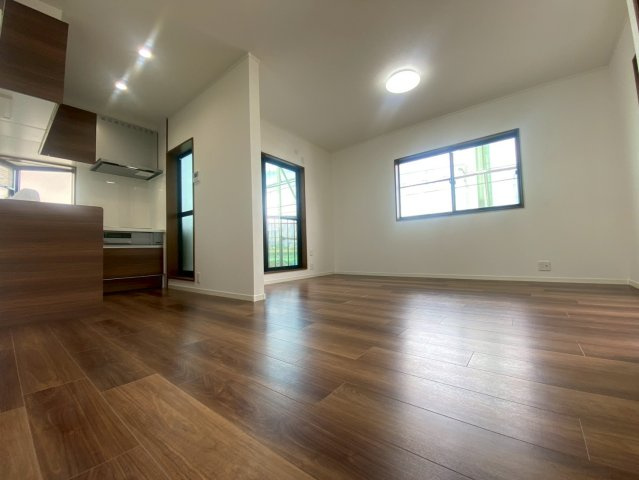 京都市西京区桂南滝川町の居間・リビング|約14.2帖のLDKは窓が多く、太陽の光がさんさんと差し込み、居心地が良さそうです。