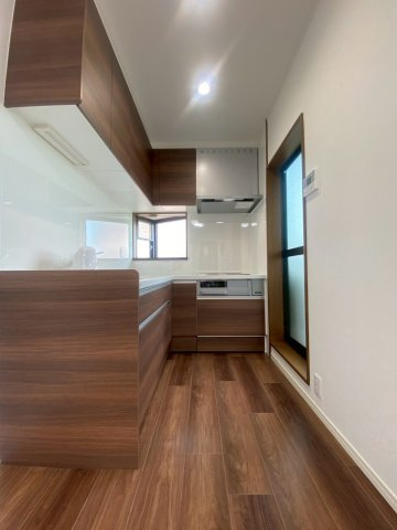 京都市西京区桂南滝川町のキッチン|L字型のキッチンは、コンロとシンクの動線が短く調理がしやすいため、効率よく食事を作ることができます。