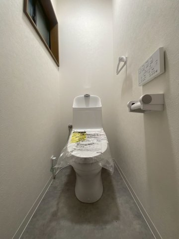 京都市西京区桂南滝川町のトイレ|手洗いつきの温水洗浄便座。新品交換済につき、気持ちよくお使いいただけます。