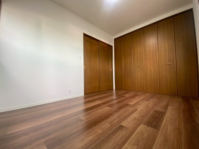 京都市西京区桂南滝川町の洋室|1階洋室約5.2帖。壁面幅の天井高クローゼットがあり、生活用品や衣類などを沢山収納できます。