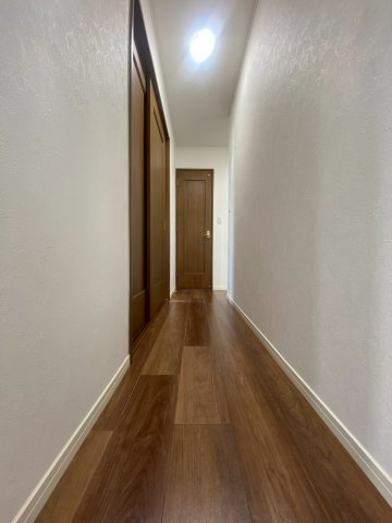 京都市西京区桂南滝川町のその他|1階廊下。つき当たりがトイレです。1.2階にそれぞれトイレがあり、忙しい朝も混み合わず、重宝します。