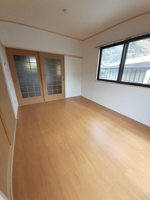 【居間・リビング】 | エステートＳＵＧＩ　Ⅰ | 明るい室内です