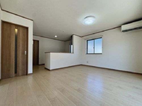 【居間・リビング】 | 【仲介手数料０円】相模原市中央区陽光台4丁目　中古一戸建て | 【仲介手数料０円】相模原市中央区陽光台4丁目　中古一戸建て