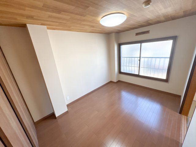 ニューハイツ富雄の洋室