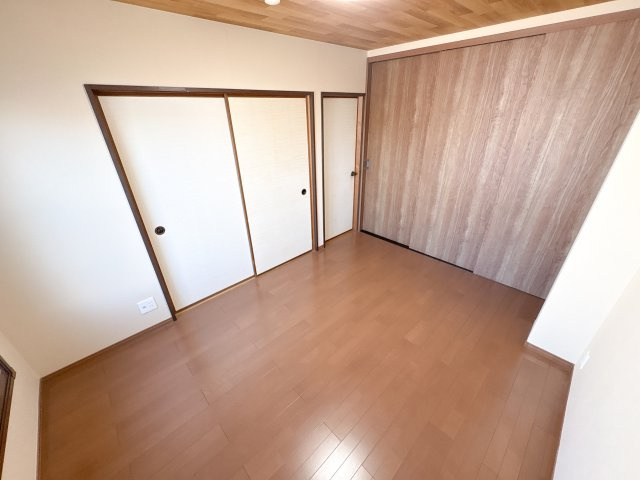 ニューハイツ富雄の洋室