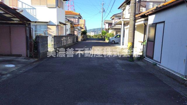 ６６００１　岐阜市上尻毛八幡中古戸建ての前面道路含む現地写真