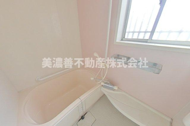 ６６００１　岐阜市上尻毛八幡中古戸建ての浴室