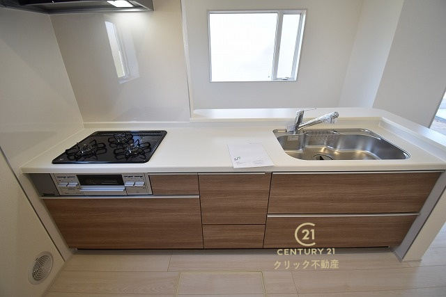 リーブルガーデン  ひたちなか稲田　10期　6の前面道路含む現地写真|４台駐車可能です。気になる他の物件と合わせての現地ご案内も可能です。HPから、またお電話でも、お気軽にお問い合わせください。

