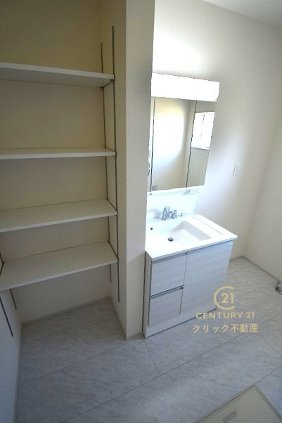 リーブルガーデン  ひたちなか稲田　10期　6の脱衣所|洗面台は洗練されたシンプルなデザインでお手入れも楽です。可動棚付きの収納スペースはタオル、消耗品のストックなどを置いても便利。限られた空間を有効に、自由に使うことができます。