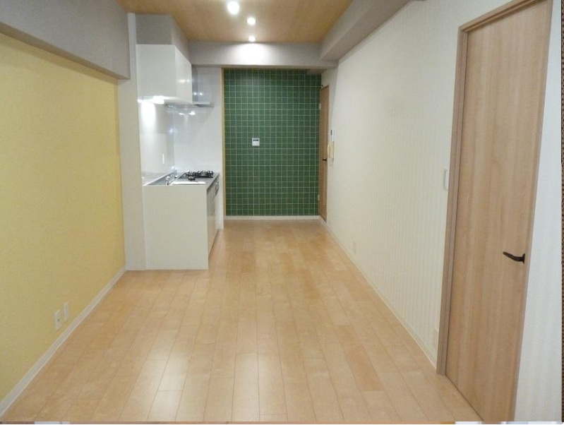 進和江坂アーバンライフの居間・リビング|ご家族みんなで寛げる広々空間。 リフォームの際にクロス・フローリング張替済の為、室内大変美麗です。 ぜひ一度、ご内覧ください。