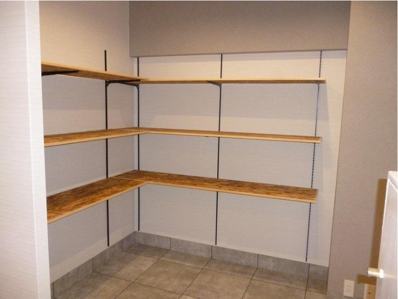 進和江坂アーバンライフの収納|玄関横の納戸スペースは収納可動棚造作◎