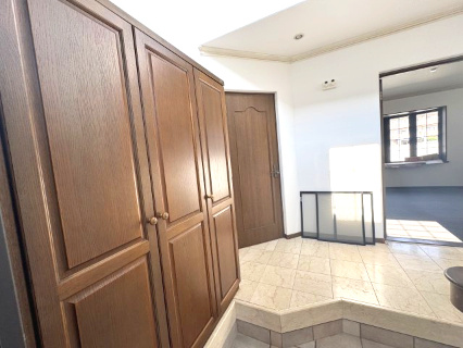 岸和田市箕土路町２丁目　中古住宅の玄関|「ちょっと見るだけ」、「購入はまだまだ先」等お気軽なご見学も大歓迎！