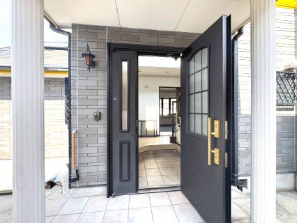 岸和田市箕土路町２丁目　中古住宅の玄関|ご不明点等、スタッフがしっかりと説明させていただきますので、安心して現地をご覧ください♪