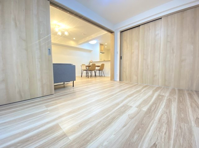 ユニライフ山崎4号棟の洋室|LDKに隣接する約5.8帖の洋室は、お子さまの遊び部屋や書斎としても◎