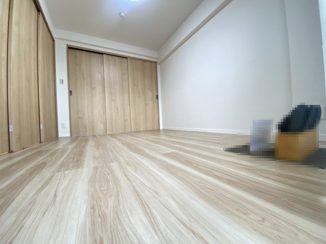 ユニライフ山崎4号棟の洋室|クロス・床材リフォーム済みです。
洋室（約5.8帖）からバルコニーに出ることも可能です。